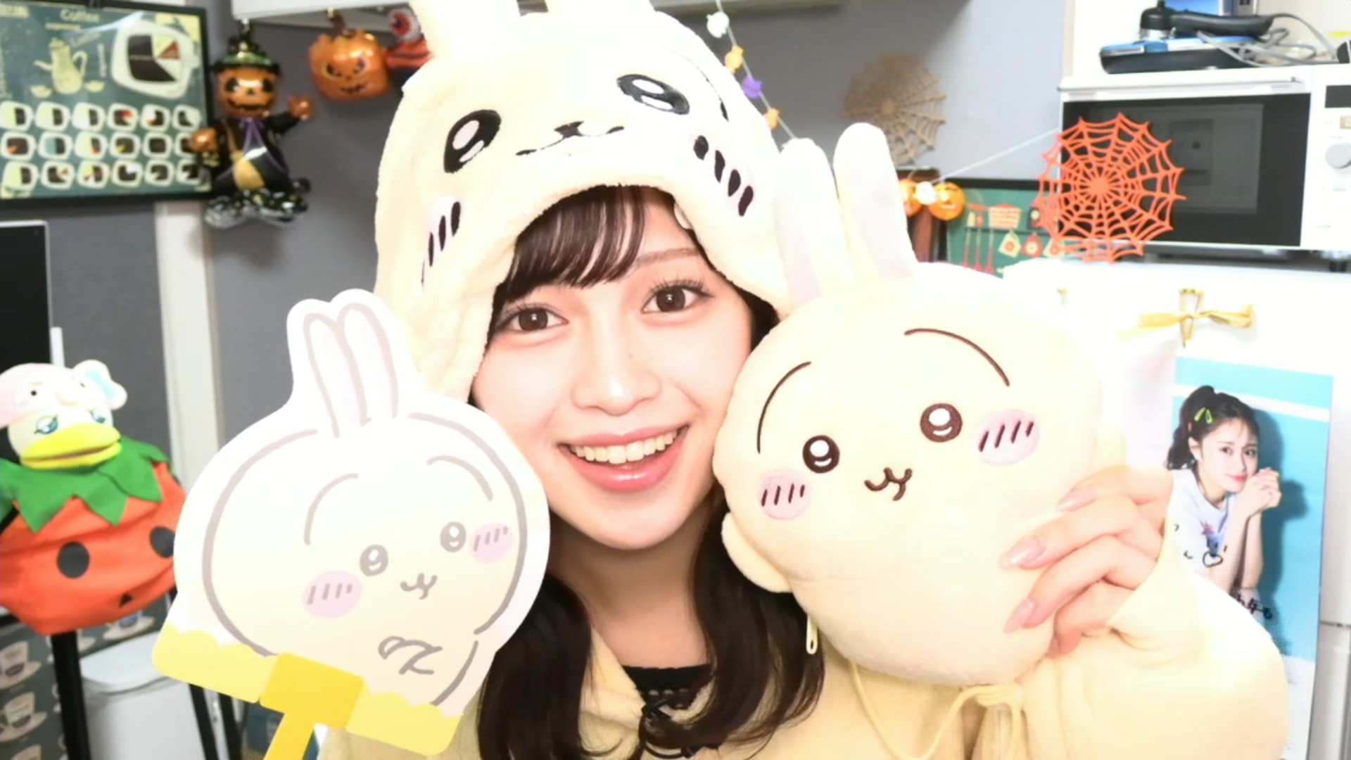 絵森彩さんがうさぎに囲まれて嬉しそうな画像